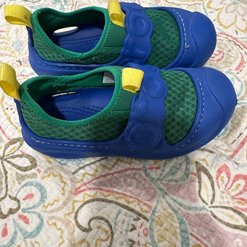 Kids WATER CROC 🐊 size 11 water shoes